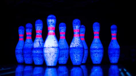 naked bowling|Pennsylvania bowling alley hosting a ‘Balls Out Naked Cosmic。